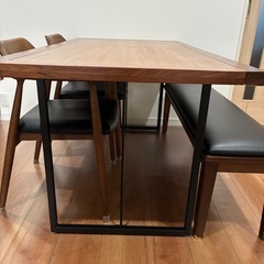 ダイニングテーブルの画像