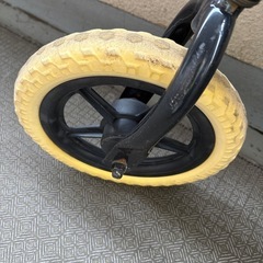 【差し上げます】 ストライダー黄色　スタンド付きの画像