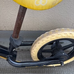 【差し上げます】 ストライダー黄色　スタンド付きの画像