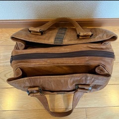 牛皮のショルダーバッグ　本革 大容量の画像