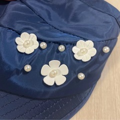 ネイビー サンバイザー 花とパール装飾の画像