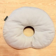 ベビー服セット（95cm以下）とスワドル、エスメラルダの枕の画像