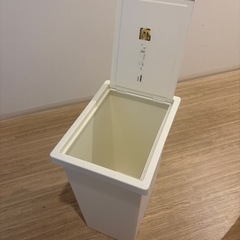 IKEA FILUR（フィルル）フタ付きゴミ箱 無料でお譲りしますの画像