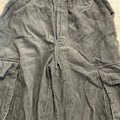 ジーユー　カーゴパンツ サイドポケット付き　サイズS ダークグレーのカーゴパンツ、サイドポケットとドローストリング付きで機能性抜群。  - 色: ダークグレー - スタイル: カーゴパンツ - ウエスト: ゴムウエスト - ポケット: サイドポケット付き - 裾: ドローストリング付き の画像