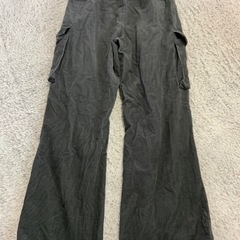 ジーユー　カーゴパンツ サイドポケット付き　サイズS ダークグレーのカーゴパンツ、サイドポケットとドローストリング付きで機能性抜群。  - 色: ダークグレー - スタイル: カーゴパンツ - ウエスト: ゴムウエスト - ポケット: サイドポケット付き - 裾: ドローストリング付き の画像