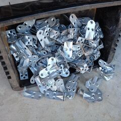 現状 まとめて カナイ スリムビルトコーナー L型接合金物 199個 セット 建築金物 建築材料 大工 柱接合 金属 DIY の画像