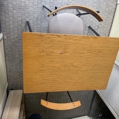テーブルと椅子の画像