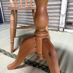 テーブルとイスの画像