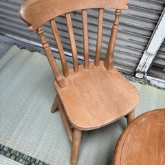 テーブルとイスの画像