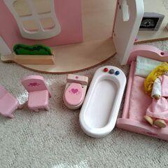 木製ドールハウスの画像