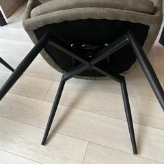 【美品】回転式ダイニングチェア（肘付き・レザー調）2脚セットの画像