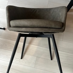 【美品】回転式ダイニングチェア（肘付き・レザー調）2脚セットの画像