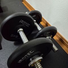 iROTECトレーニングベンチと可変ダンベルセットの画像