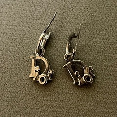 Dior ディオール　ピアスの画像