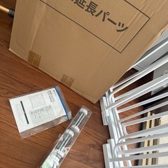 トリプルロック スライド式ベビーゲート 75-189cm ホワイトの画像