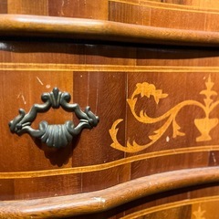 象嵌 チェスト クラシックチェスト アンティーク調 象嵌細工 木製チェスト 引き出し収納 ヨーロピアン クラシカル ヴィンテージ調 サイドチェスト インレイチェスト Inlay Chest Wooden Chest Antique Style Vintage Furniture 曲線 波型 波打ち 曲面 フロントカーブ　波打つ引き出し 流線型 曲線美　スカラップフロント ボウフロント　ロココ調 チッペンデール調　象嵌 曲線チェスト 波型 curved の画像