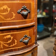 象嵌 チェスト クラシックチェスト アンティーク調 象嵌細工 木製チェスト 引き出し収納 ヨーロピアン クラシカル ヴィンテージ調 サイドチェスト インレイチェスト Inlay Chest Wooden Chest Antique Style Vintage Furniture 曲線 波型 波打ち 曲面 フロントカーブ　波打つ引き出し 流線型 曲線美　スカラップフロント ボウフロント　ロココ調 チッペンデール調　象嵌 曲線チェスト 波型 curved の画像