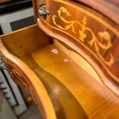 象嵌 チェスト クラシックチェスト アンティーク調 象嵌細工 木製チェスト 引き出し収納 ヨーロピアン クラシカル ヴィンテージ調 サイドチェスト インレイチェスト Inlay Chest Wooden Chest Antique Style Vintage Furniture 曲線 波型 波打ち 曲面 フロントカーブ　波打つ引き出し 流線型 曲線美　スカラップフロント ボウフロント　ロココ調 チッペンデール調　象嵌 曲線チェスト 波型 curved の画像