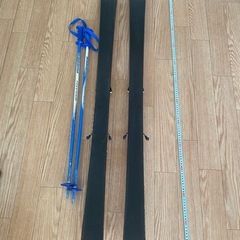 スキー板　ストックの画像