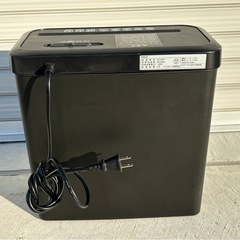 アイリスオーヤマ シュレッダー P5GCX 小型 A4対応 IRIS OYAMA 電動シュレッダー 家庭用シュレッダー mw0943の画像