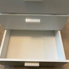 キャスター付き3段ドレッサーの画像