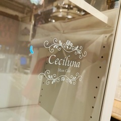 ホワイト ガラスキャビネット 縦長 スリム キャビネット ガラス扉 食器棚 カップボード 収納棚 収納家具 引き出し付き 扉付き 可動棚 ディスプレイ 棚 白家具 シャビー フレンチカントリー 店舗什器 カフェ什器 / WhiteGlassCabinet GlassDoorCupboard DisplayCabinet StorageUnit TallCabinet SlimCupboard Hutchの画像