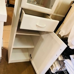 ホワイト ガラスキャビネット 縦長 スリム キャビネット ガラス扉 食器棚 カップボード 収納棚 収納家具 引き出し付き 扉付き 可動棚 ディスプレイ 棚 白家具 シャビー フレンチカントリー 店舗什器 カフェ什器 / WhiteGlassCabinet GlassDoorCupboard DisplayCabinet StorageUnit TallCabinet SlimCupboard Hutchの画像