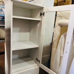 ホワイト ガラスキャビネット 縦長 スリム キャビネット ガラス扉 食器棚 カップボード 収納棚 収納家具 引き出し付き 扉付き 可動棚 ディスプレイ 棚 白家具 シャビー フレンチカントリー 店舗什器 カフェ什器 / WhiteGlassCabinet GlassDoorCupboard DisplayCabinet StorageUnit TallCabinet SlimCupboard Hutchの画像