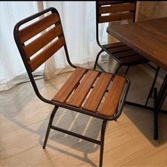 ニコアンド  アイアンパインチェア2個と木目テーブルの画像