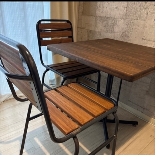 ニコアンド　アイアンパインチェア2つ　木目テーブル ニコアンド アイアンパインチェア2個と木目テーブル (おむ) 門沢橋の