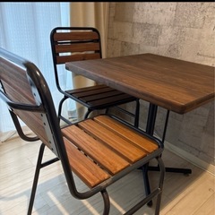 ニコアンド  アイアンパインチェア2個と木目テーブルの画像