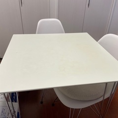 ダイニングテーブルの画像