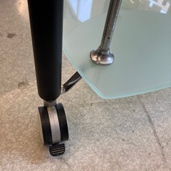 12/25まで店頭商品一部を除き半額クリスマスSALE!!開催中　サ2512-179 ガラス製 テレビ スタンド キャスター付き 楕円形 3段 キズ汚れ有りの画像