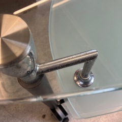 12/25まで店頭商品一部を除き半額クリスマスSALE!!開催中　サ2512-179 ガラス製 テレビ スタンド キャスター付き 楕円形 3段 キズ汚れ有りの画像