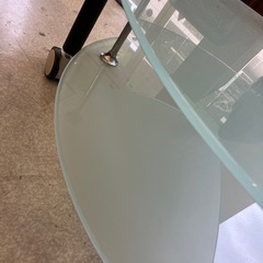 12/25まで店頭商品一部を除き半額クリスマスSALE!!開催中　サ2512-179 ガラス製 テレビ スタンド キャスター付き 楕円形 3段 キズ汚れ有りの画像