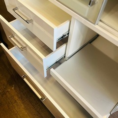 展示品　美品　白 キャビネット ガラス扉 引き戸 収納棚 食器棚 カップボード キッチン収納 ホワイトキャビネット 白家具 モダン収納 スライド扉 キャビネット white cabinet sliding glass door storage cupboard kitchen cabinet modernの画像