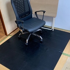 机と椅子のセットの画像