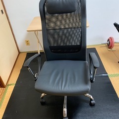 机と椅子のセットの画像