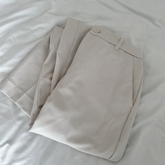 白テーパードパンツの画像