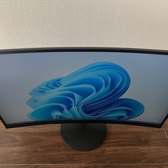 湾曲モニター　
27インチの画像