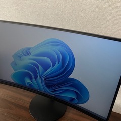 湾曲モニター　
27インチの画像