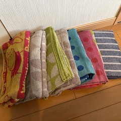 使用済み バスマットとバスタオルの画像