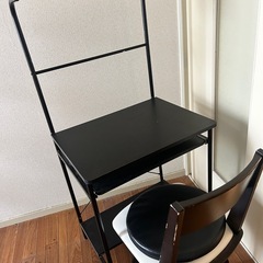 机と椅子の画像