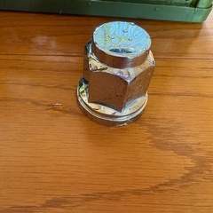 大型車のナットキャップ43個とカゴ付きの画像