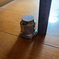 大型車のナットキャップ43個とカゴ付きの画像