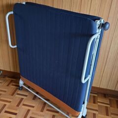 折り畳みベットの画像