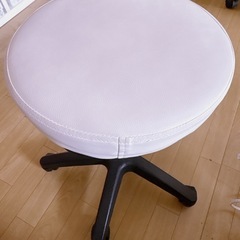 キャスター付きスツールの画像