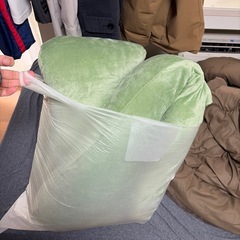 【無償】 ハグモッチ グレー 緑カバー 枕　クッションの画像