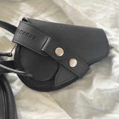 レザー ブラック ショルダーバッグ ベルトバックルデザインの画像