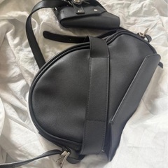 レザー ブラック ショルダーバッグ ベルトバックルデザインの画像
